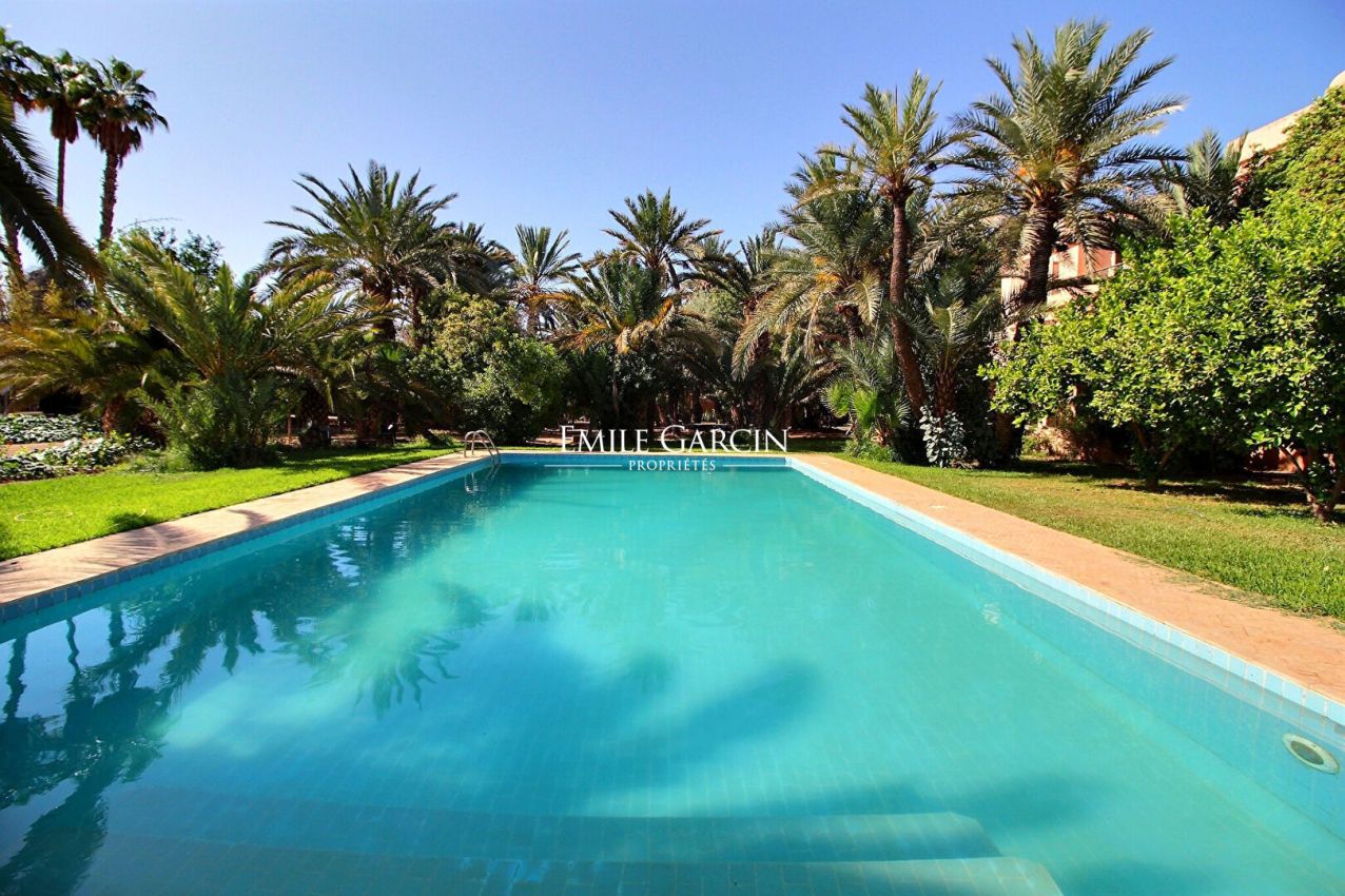 Propriété à vendre, réalisée par l'architecte Bill Willis en plein coeur de la Palmeraie à Marrakech. - Emile Garcin Maroc - Image 2